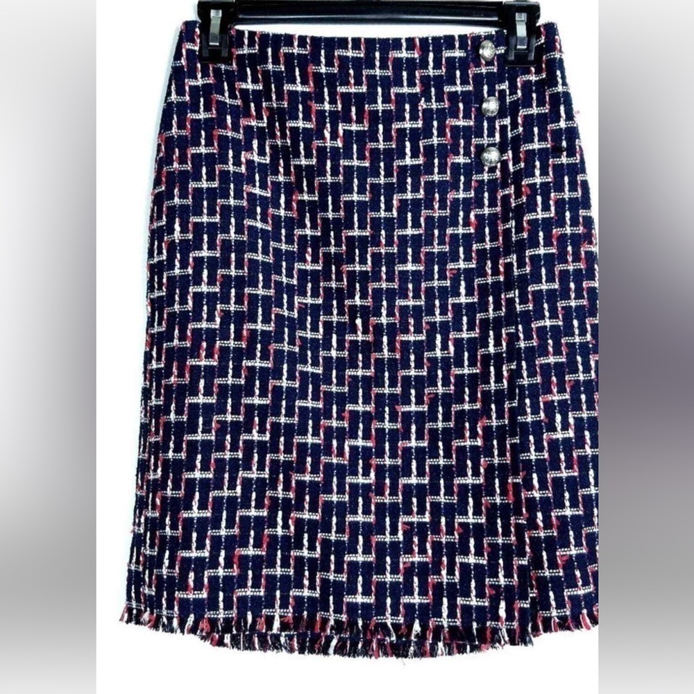 TALBOTS Navy Boucle Button Skirt Size 6
Great condition throughout as shown